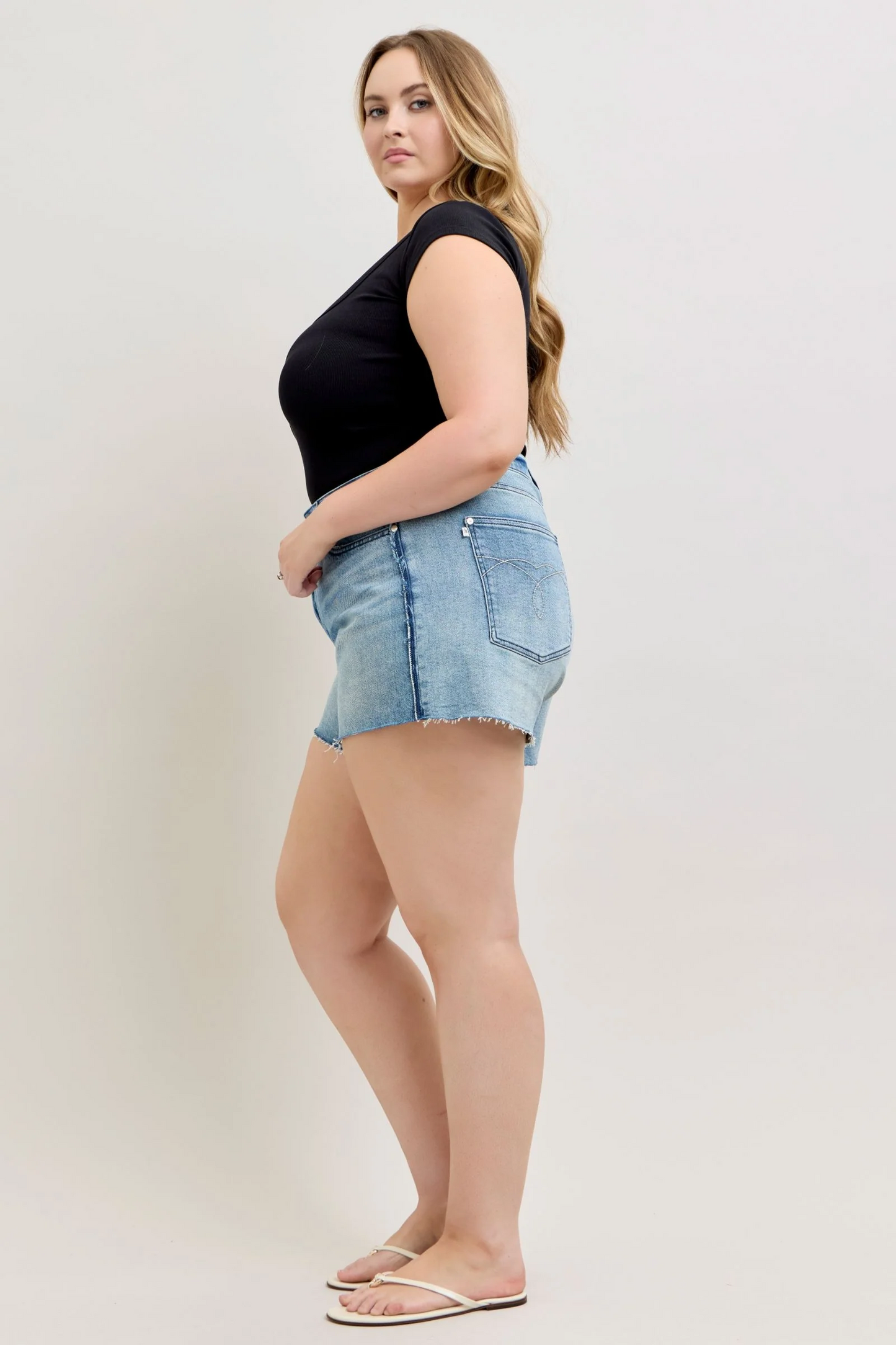 Judy Blue 6" Evelyn Mid Rise Rigid Magic Dad Shorts