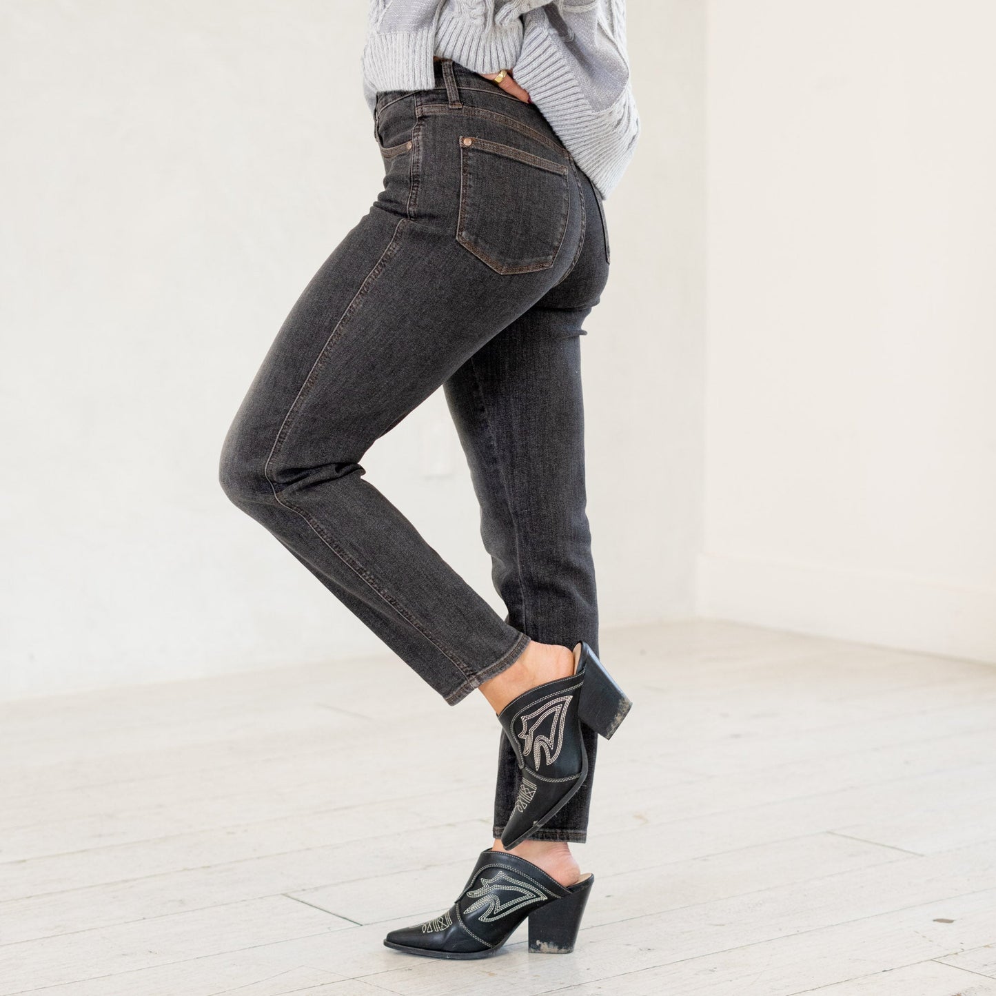 Judy Blue 29" Mid Rise Tummy Control Slim Jeans in Washed Black