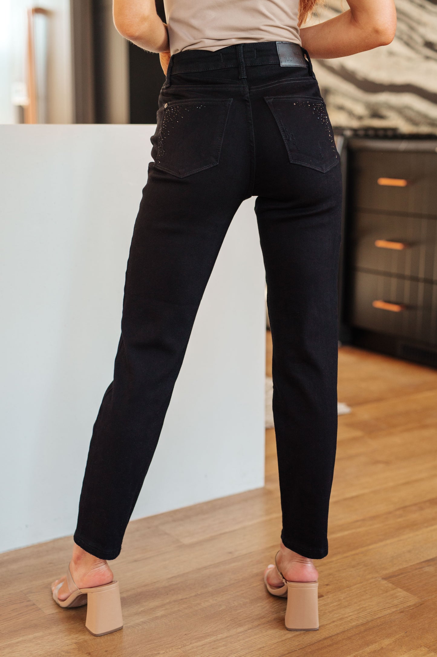 Judy Blue 29" Reese Rhinestone Slim Fit Jeans in Black