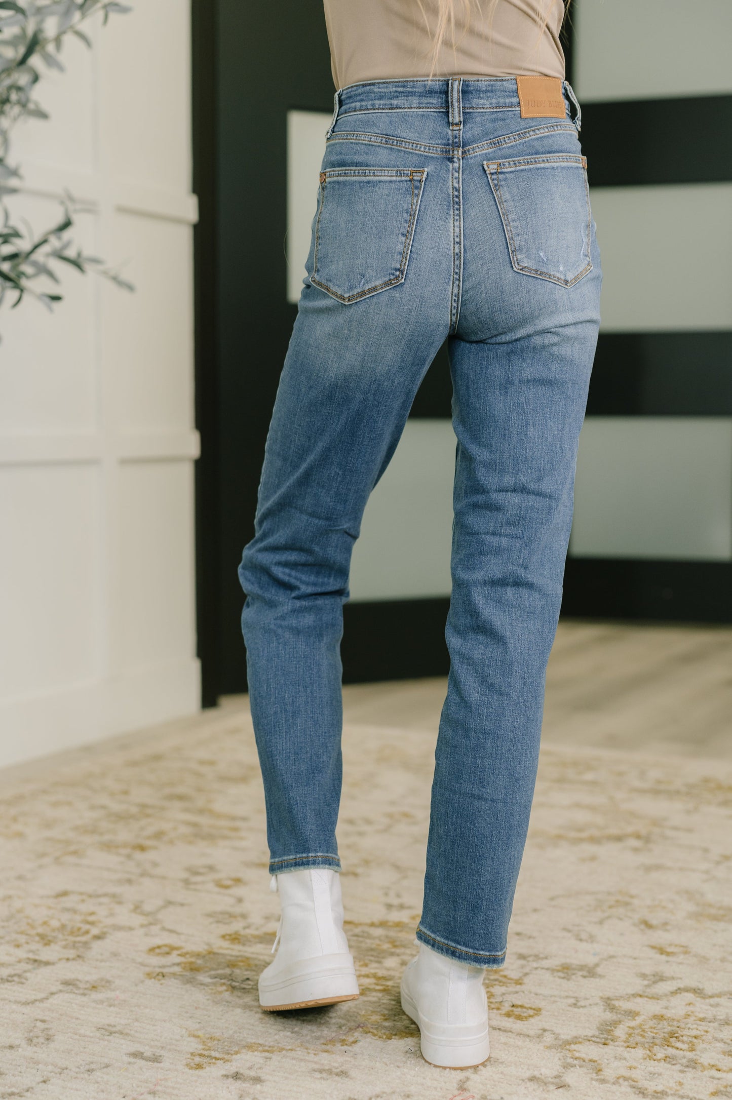 Judy Blue 29.5" Izzie High Waist Straight Fit Jeans
