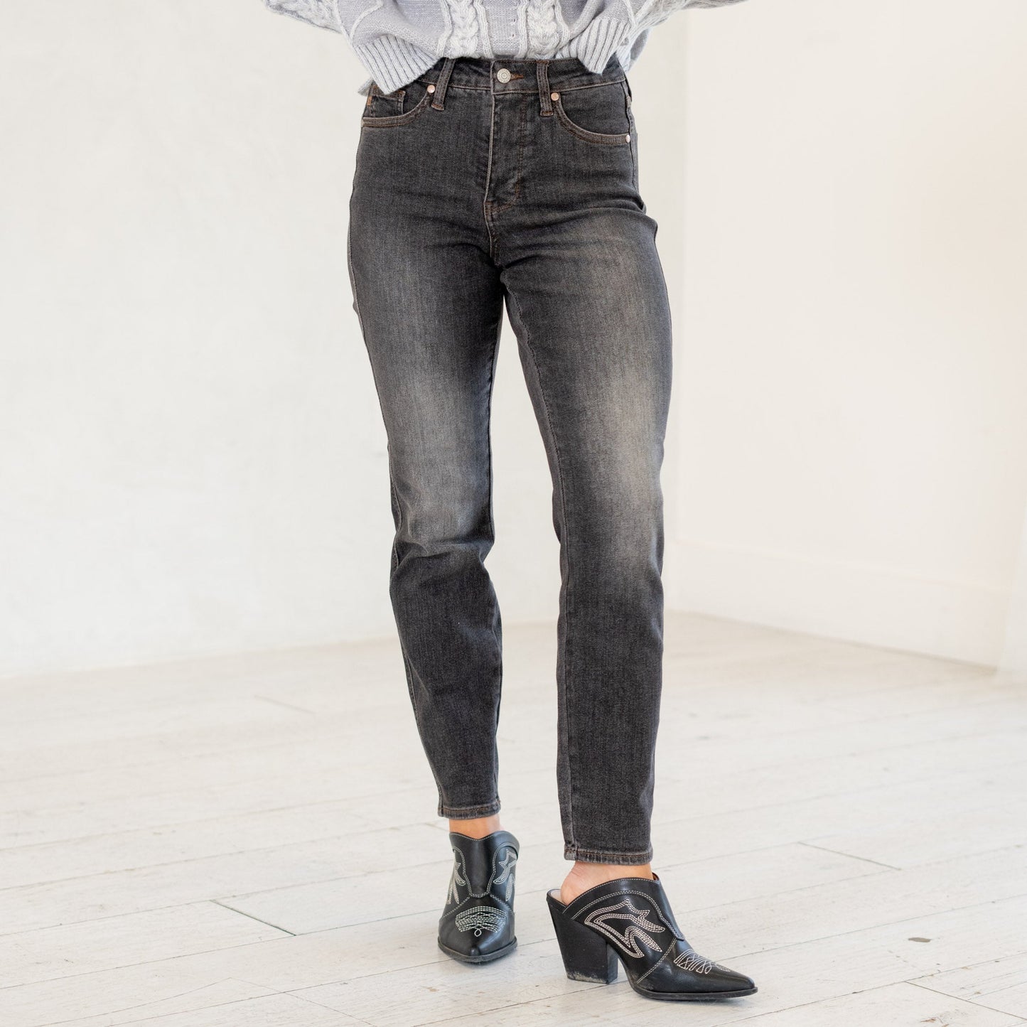 Judy Blue 29" Mid Rise Tummy Control Slim Jeans in Washed Black
