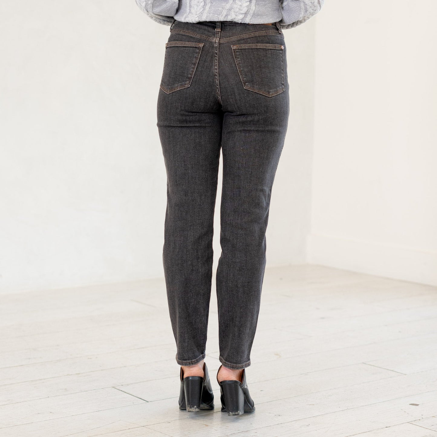 Judy Blue 29" Mid Rise Tummy Control Slim Jeans in Washed Black